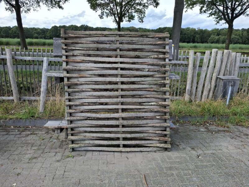 Nr 123 Vlechtscherm kastanje 175 cm hoog, 150 cm breed.