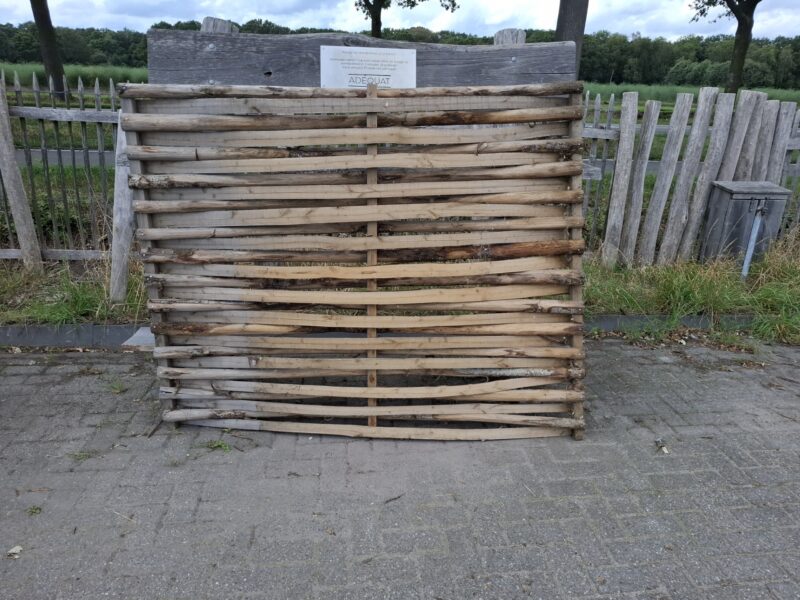 Nr 125 Vlechtscherm kastanje 145 cm hoog, 180 cm breed. 1 lat los