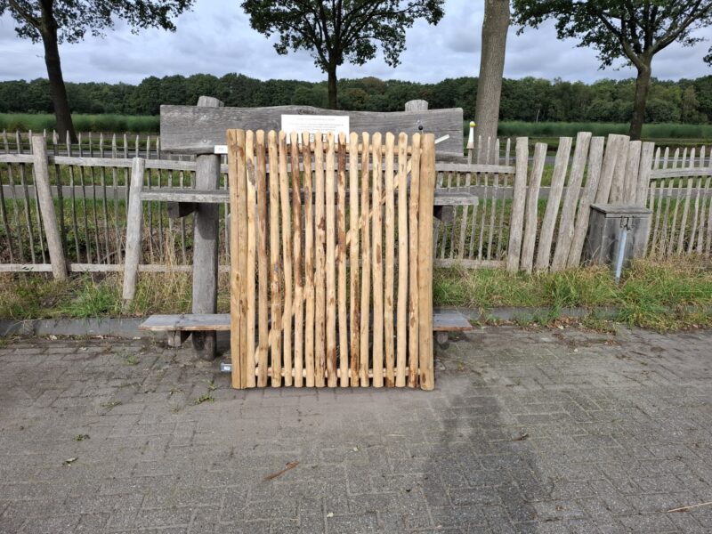 Nr 39 schapenhek poort kastanje enkel linksdraaiend 150 cm hoog x 120 cm breed