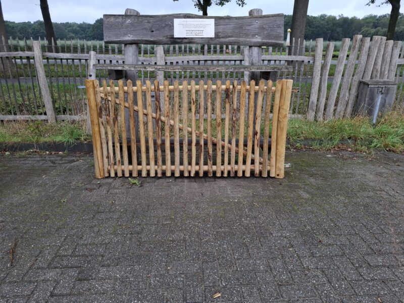 Nr 57 schapenhek poort kastanje enkel rechtsdraaiend 100 cm hoog x 200 cm breed. Beetje getordeerd