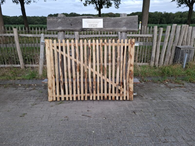 Nr 64 schapenhek poort kastanje enkel rechtsdraaiend 120 cm hoog x 170 cm breed
