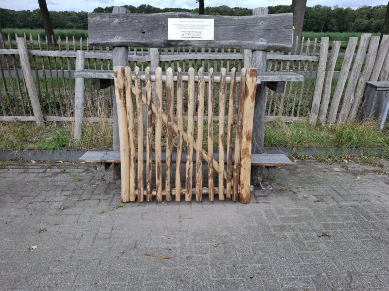 Nr 72 schapenhek poort kastanje enkel rechtsdraaiend 120 cm hoog x 120 cm breed