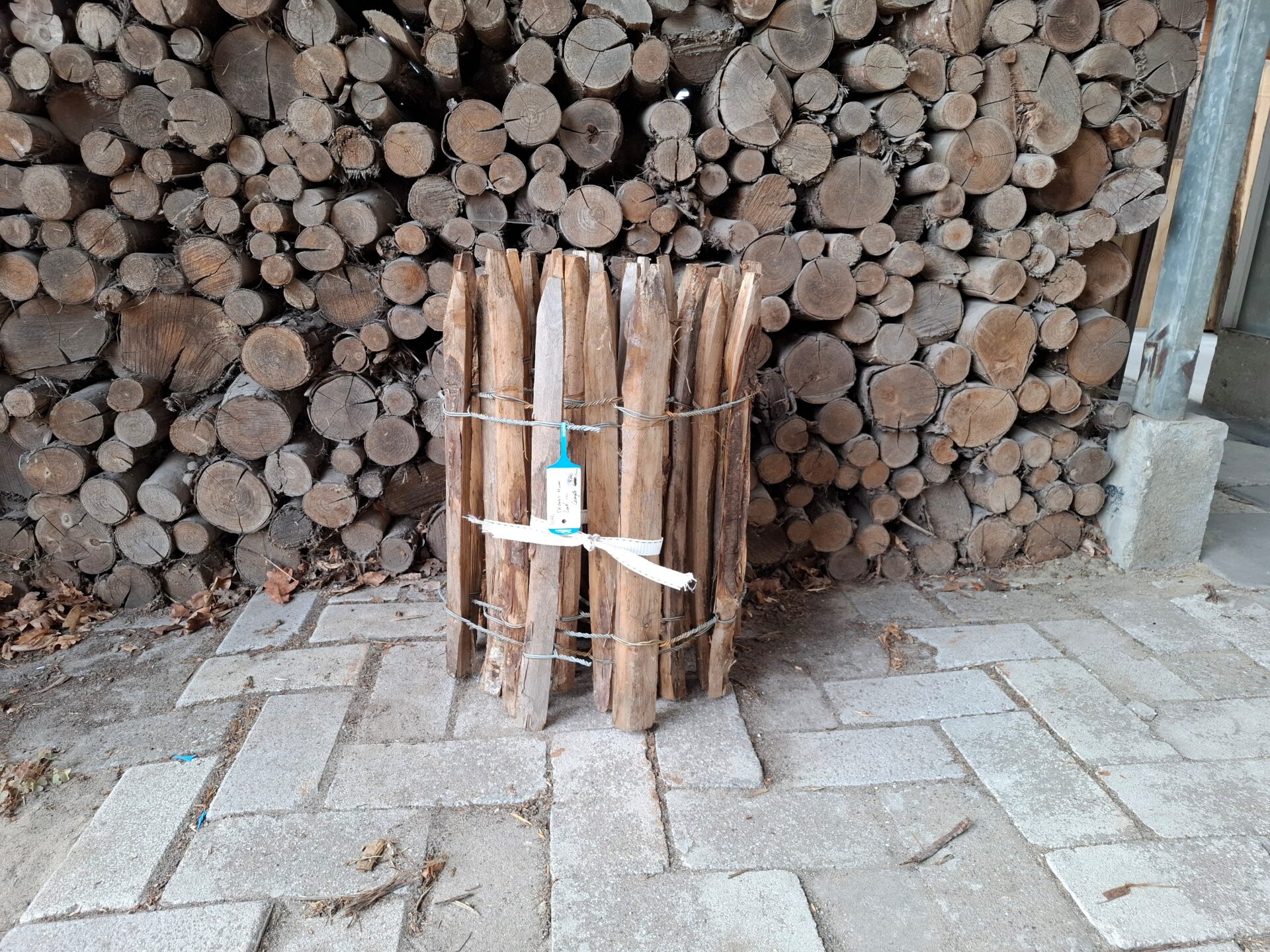 Nr 104 Schapenhek kastanje 50 cm hoog, latafstand 10 cm. Lengte 400 cm