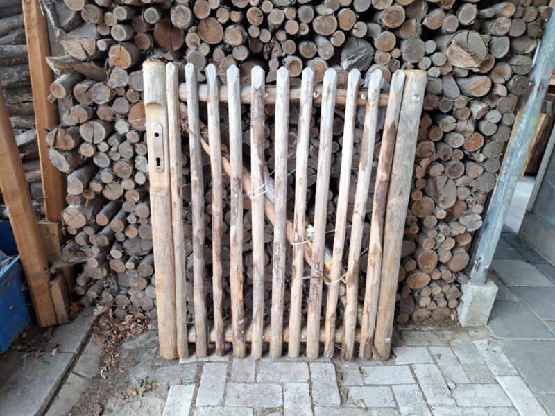nr 36 LUXE schapenhek poort met slot kastanje 120 cm hoog en 100 cm breed. Rechtsdraaiend.